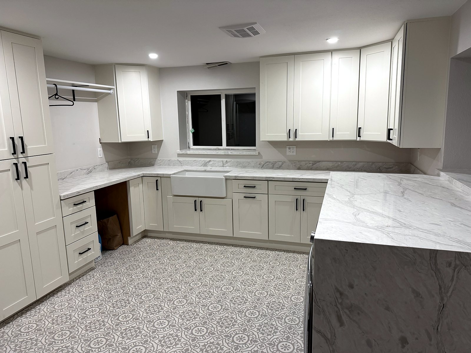 White shaker kitchen cabinets with farmhouse sink, marble countertops, King County.